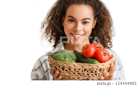 野菜を持つ女性 114344983