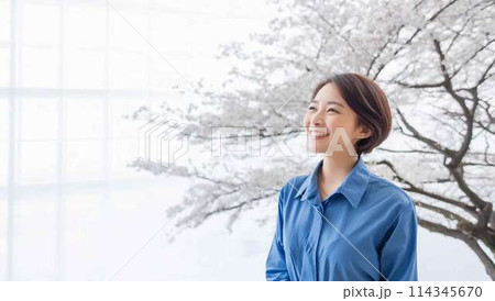 満開の桜とビジネス女性 満開の桜とビジネス女性 114345670