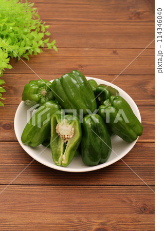 皿にのせたピーマン 皿にのせたピーマン 114346040