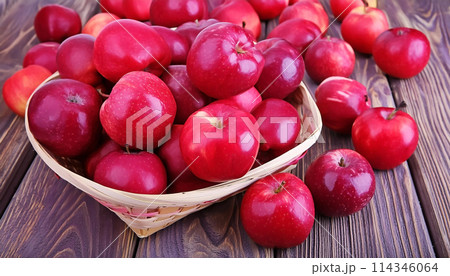 真っ赤なりんご 114346064