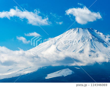 冬の富士山　山中湖側展望台からの景色 114346069