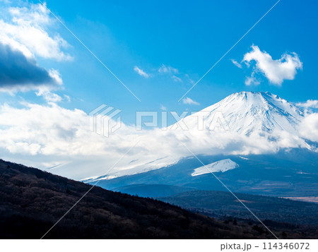 冬の富士山 山中湖側展望台からの景色 冬の富士山 山中湖側展望台からの景色 114346072