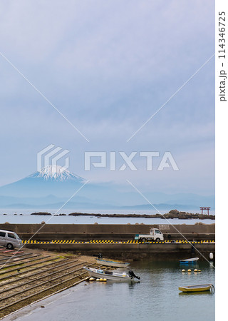神奈川県逗子 曇り空真名瀬漁港と富士山 漁船の風景 神奈川県逗子 曇り空真名瀬漁港と富士山 漁船の風景 114346725