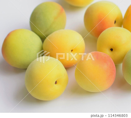 熟した梅の実、フレッシュなウメの実 114346803