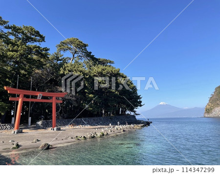 海に浮かぶ鳥居と富士山 114347299