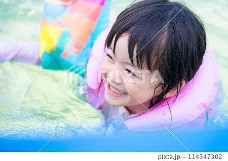プールで水遊びをする幼稚園児の女の子 114347302