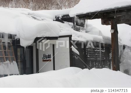 日本一雪の積もった酸ヶ湯温泉宿 114347715