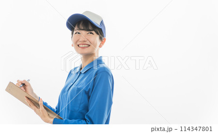 チェックリスト・配送表・伝票・書類をチェック・記入する配送業の女性 チェックリスト・配送表・伝票・書類をチェック・記入する配送業の女性 114347801