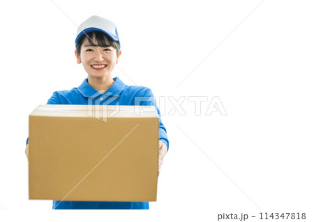 段ボールを持つ引越し業者・配達員の女性（引越し・配達・軽貨物ドライバー・宅配・配達員・宅急便） 114347818