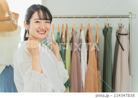 ショップ・服屋で働く笑顔の販売員・従業員・ショップ店員のアジア人女性 114347838