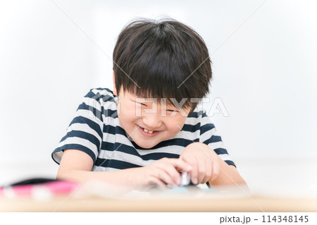 学校の教室・塾・夏期講習で勉強する小学生の男の子（アジア人・日本人・中国人） 114348145