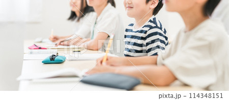 塾・学校で笑顔で授業を受ける小学生の男の子・男女 114348151