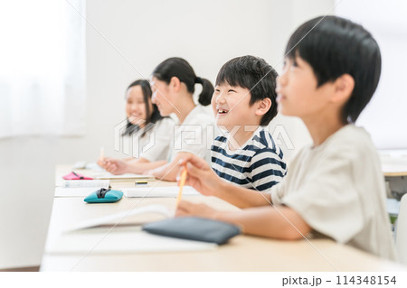 塾・学校で笑顔で授業を受ける小学生の男の子・男女 114348154