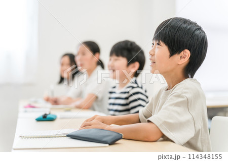 塾・学校で笑顔で授業を受ける小学生の男の子・男女 塾・学校で笑顔で授業を受ける小学生の男の子・男女 114348155