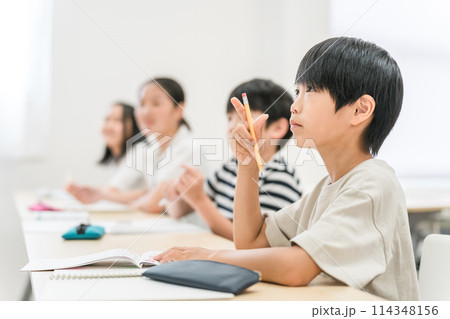 塾・学校で授業を受ける真剣な表情の小学生の男の子・男女 塾・学校で授業を受ける真剣な表情の小学生の男の子・男女 114348156