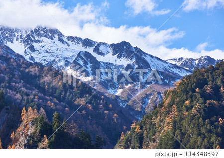 富山県 黒部ダムからの秋の立山連峰 富山県 黒部ダムからの秋の立山連峰 114348397