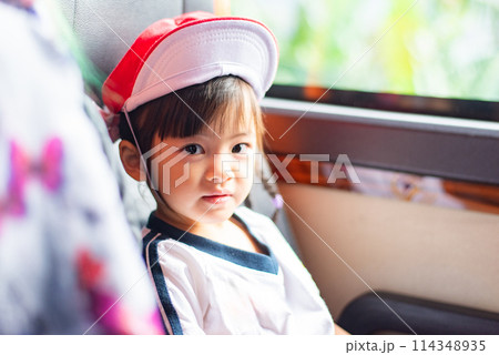 バスに乗る幼稚園児の女の子 114348935