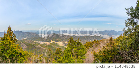 ミツマタ群生地で有名な愛宕山の山頂(兵庫県丹波篠山市真南条上)※作品コメント欄に撮影位置 ミツマタ群生地で有名な愛宕山の山頂(兵庫県丹波篠山市真南条上)※作品コメント欄に撮影位置 114349539