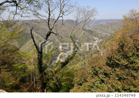 備中松山城 天守 より 高梁市木野山方面を望む 備中松山城 天守 より 高梁市木野山方面を望む 114349749