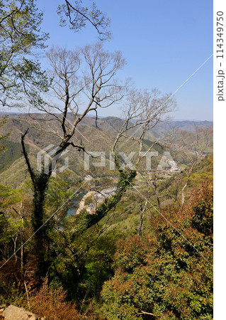 備中松山城 天守 より 高梁市木野山方面を望む 備中松山城 天守 より 高梁市木野山方面を望む 114349750