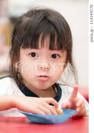 おやつを食べる子供 おやつを食べる子供 114349776