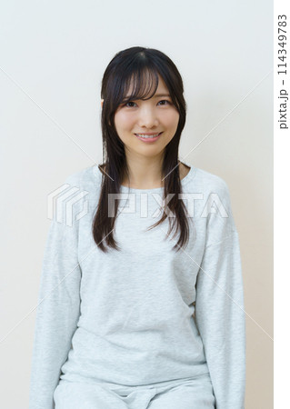 椅子に座って運動をする若い女性 椅子に座って運動をする若い女性 114349783