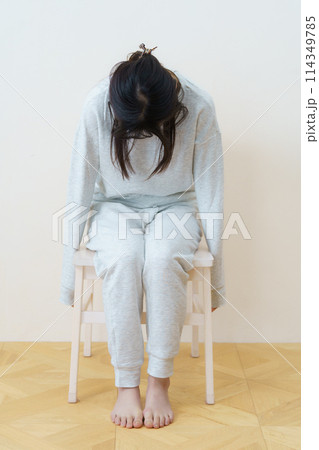 椅子に座って運動をする若い女性 椅子に座って運動をする若い女性 114349785