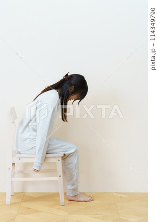 椅子に座って運動をする若い女性 114349790