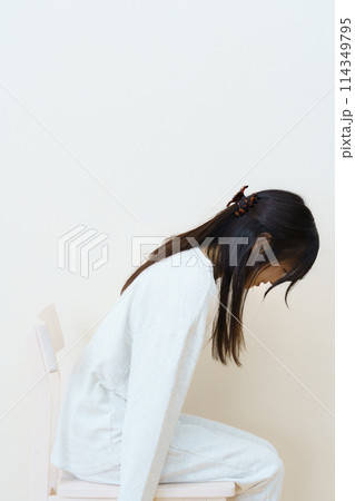 椅子に座って運動をする若い女性 椅子に座って運動をする若い女性 114349795