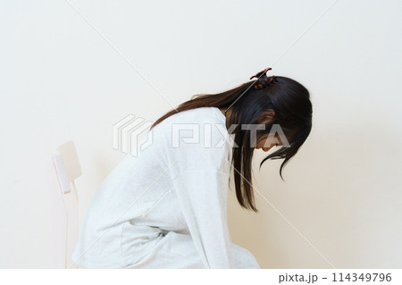椅子に座って運動をする若い女性 椅子に座って運動をする若い女性 114349796