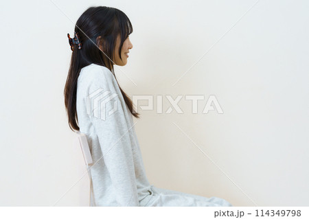 椅子に座って運動をする若い女性 椅子に座って運動をする若い女性 114349798