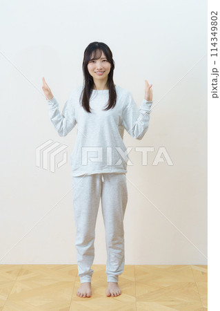 軽い運動をする若い女性 軽い運動をする若い女性 114349802