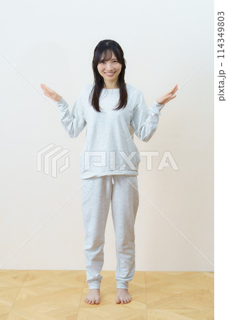 軽い運動をする若い女性 114349803