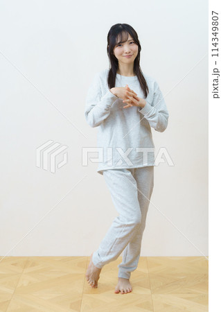 軽い運動をする若い女性 軽い運動をする若い女性 114349807
