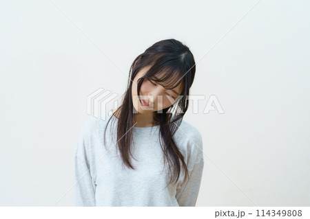 軽い運動をする若い女性 114349808