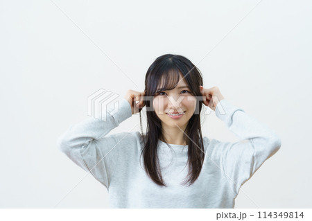 軽い運動をする若い女性 114349814