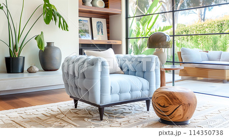 デザイナー家具と室内緑を備えたモダンでおしゃれなダイニングスペース。リラックスできる雰囲気。 114350738