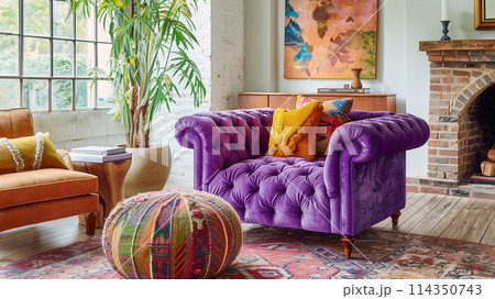 デザイナー家具と室内緑を備えたモダンでおしゃれなダイニングスペース。リラックスできる雰囲気。 114350743