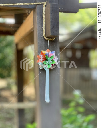 伝統的な七夕の節句を彩る手作りの七夕飾り・神社の境内に漂う和の情熱 伝統的な七夕の節句を彩る手作りの七夕飾り・神社の境内に漂う和の情熱 114350758