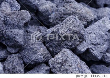 たくさん山積みにされた石炭 114351018
