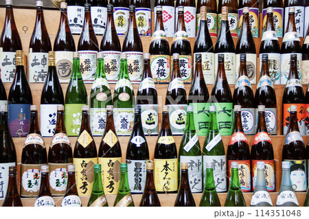 並べられた日本酒 114351048