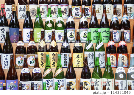 並べられた日本酒 114351049
