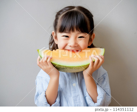 メロンを食べる女の子 114351112
