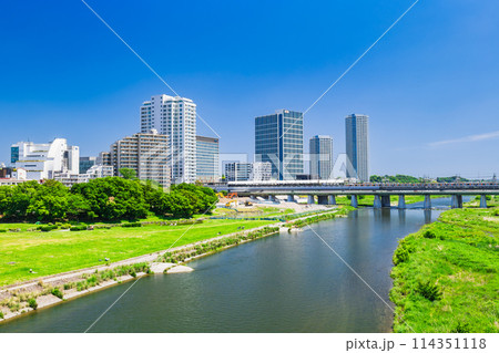 東京　二子玉川の高層ビルと多摩川　春景 114351118