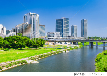 東京　二子玉川の高層ビルと多摩川　春景 114351125