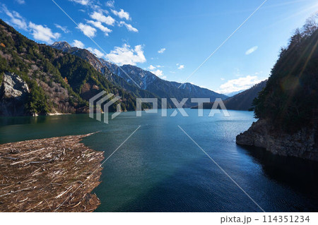 富山県 黒部ダムからの秋の山々 富山県 黒部ダムからの秋の山々 114351234