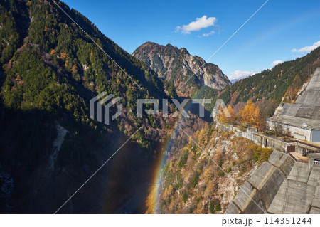 富山県　黒部ダムから見た黒部別山 114351244