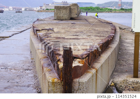 北九州市にある軍艦防波堤の船体 北九州市にある軍艦防波堤の船体 114351524