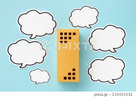 マンションと吹き出し　ビル　不動産 114351532