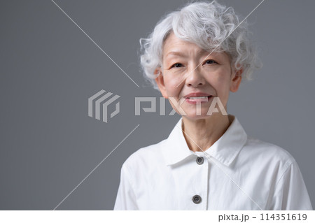 グレーヘアの女性　ポートレート 114351619